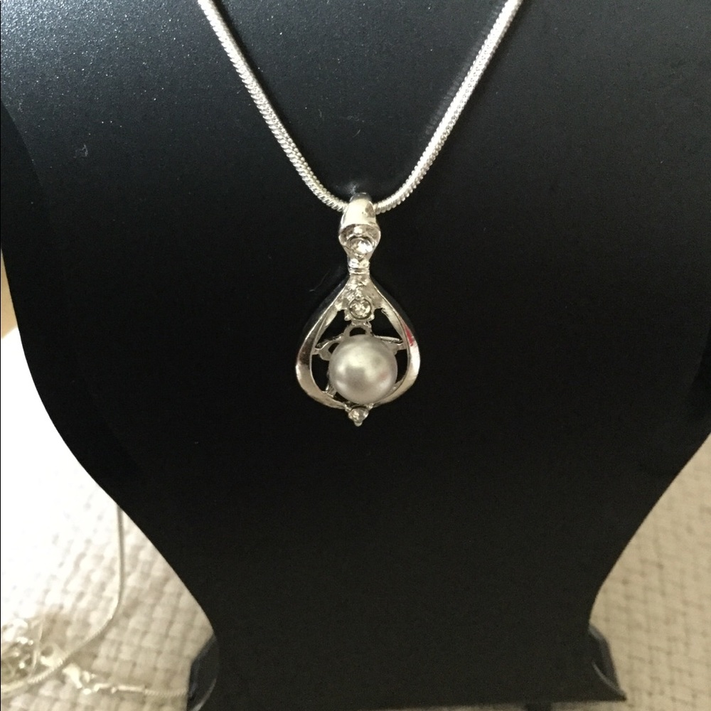 9.25 Sterling silver pearl necklace